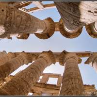Колонны в Луксорском храме смотрят в небо