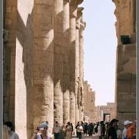 Колонны и туристы в Луксорском храме