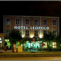 Hotel Leopold - светится в ночи. Ни у кого не включен ТВ!
