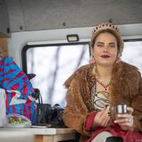 принцесса пьет чай в костюмерной Backstage выездной фотосессии Калининград стробизм