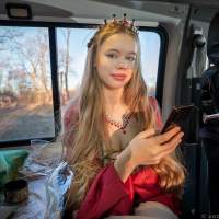 королева с мечом и смартфоном в костюмерной Backstage выездной фотосессии Калининград стробизм