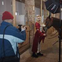съемка королевы с конем Backstage выездной фотосессии Калининград стробизм