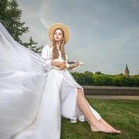 белое платье и укулеле Летящее платье фотосессия в городе Калининград