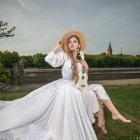 белое платье и укулеле 3 Летящее платье фотосессия в городе Калининград